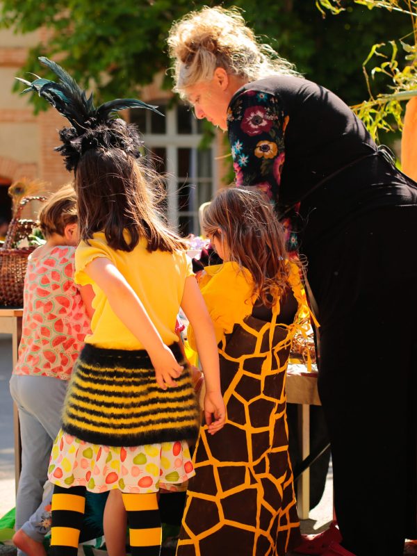 Flo qui ravitaille les enfants assoiffés !